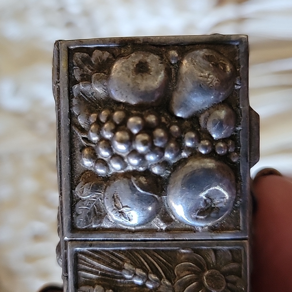 Silver 2 sided pillbox - Picture 9 of 13